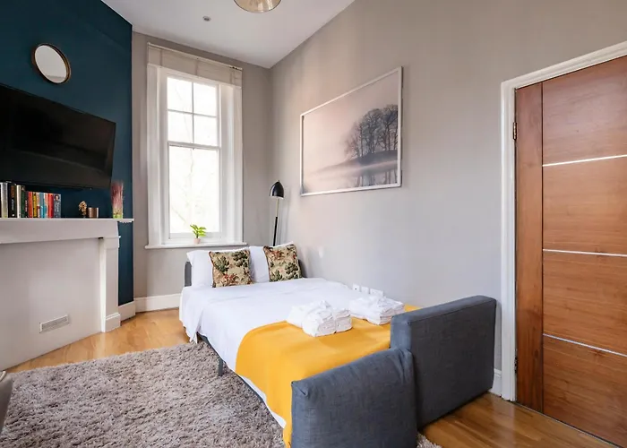 Sunny Corner Apartment In Center Of London