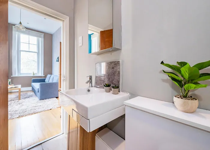 Sunny Corner Apartment In Center Of London